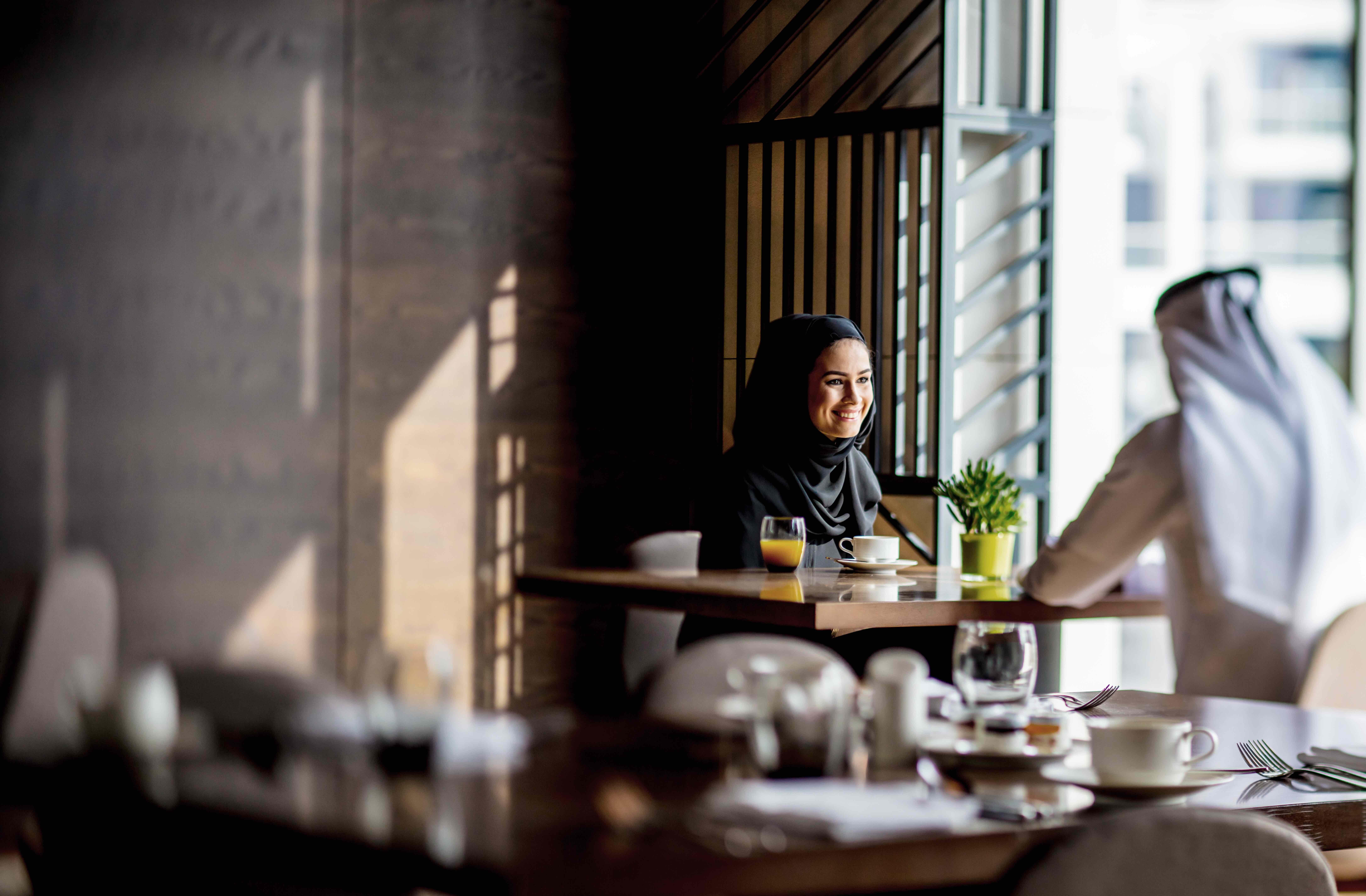 Intercontinental Dubai Marina By Ihg Hotel Екстериор снимка A woman in Dubai wearing an abaya
