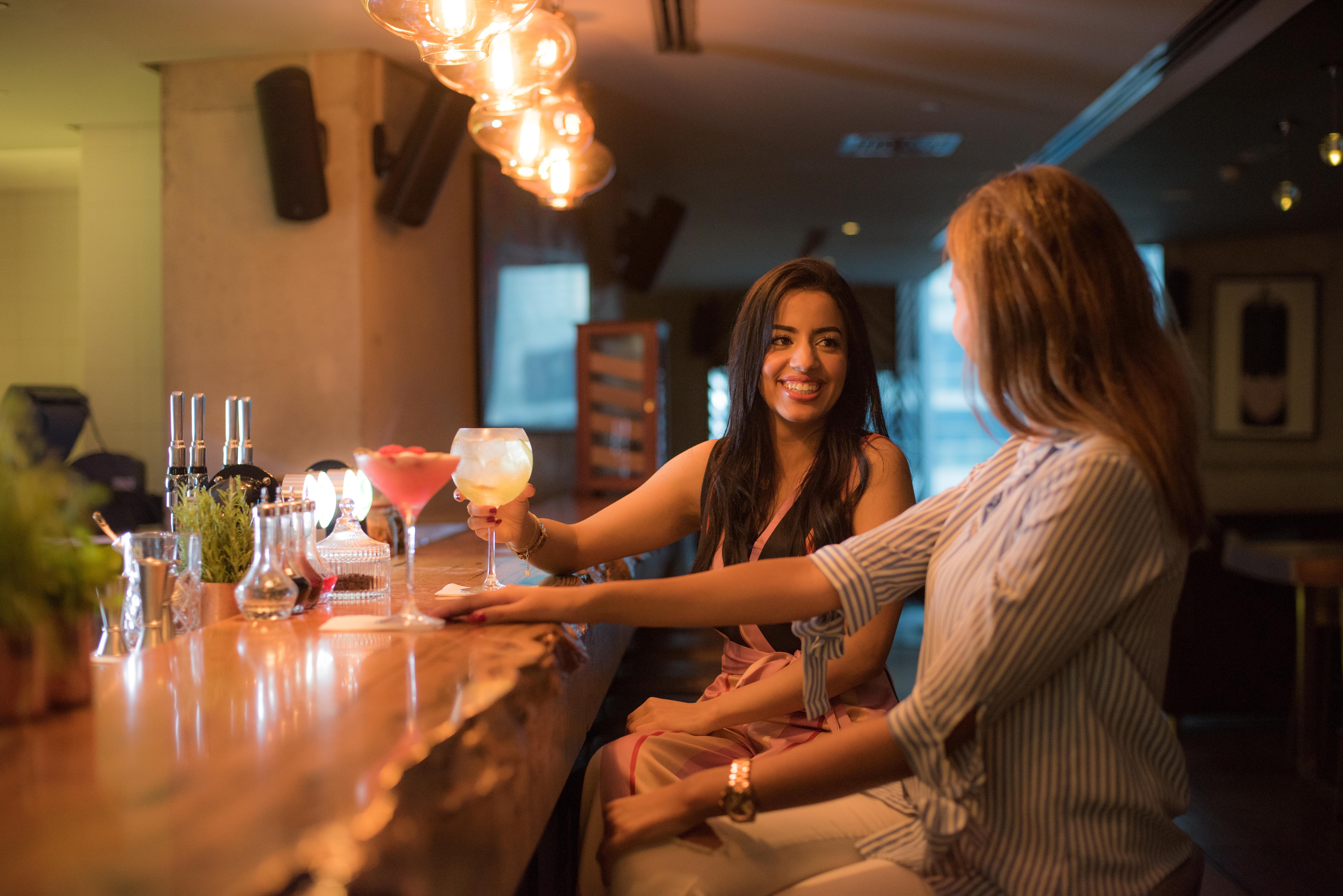 Intercontinental Dubai Marina By Ihg Hotel Екстериор снимка Two women drinking cocktails
