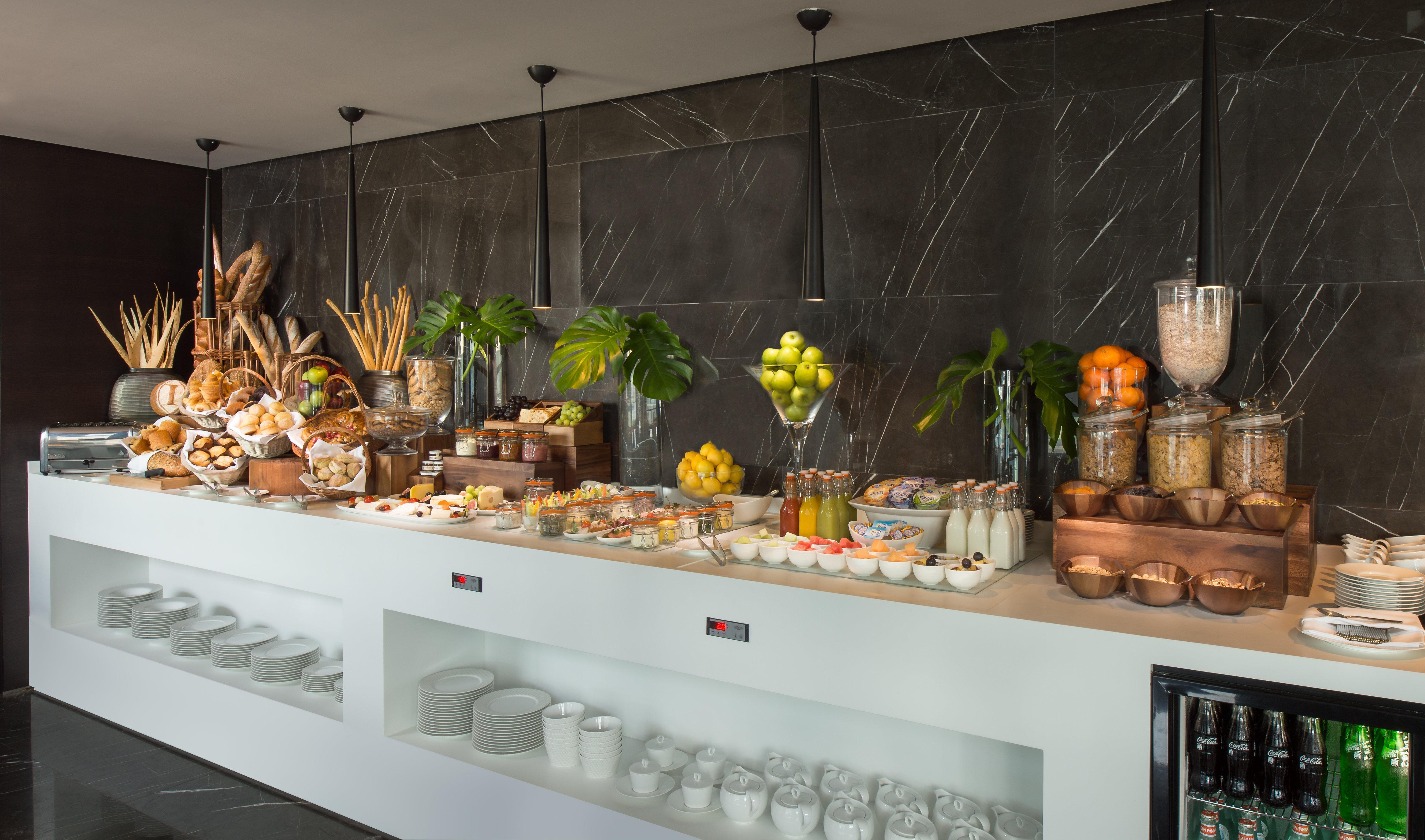 Intercontinental Dubai Marina By Ihg Hotel Екстериор снимка A buffet at a hotel