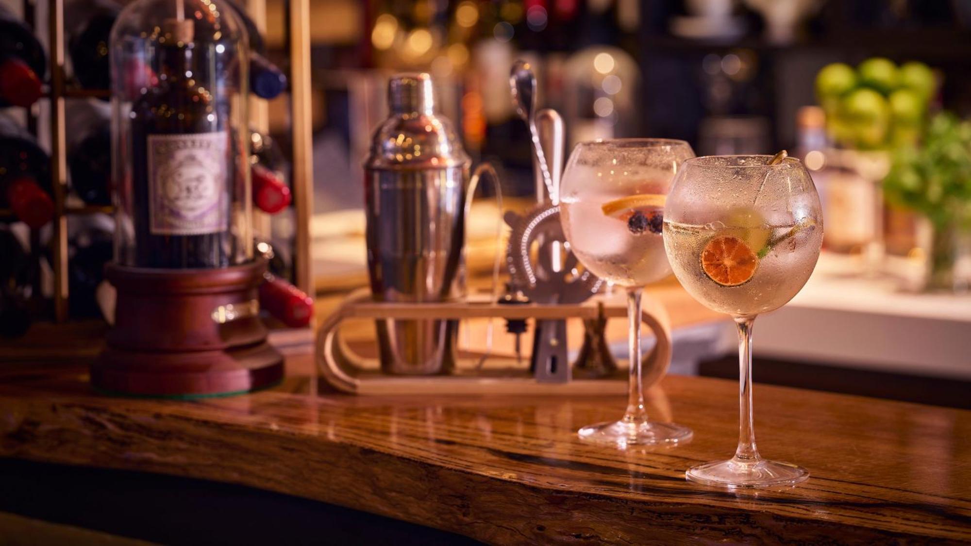 Intercontinental Dubai Marina By Ihg Hotel Екстериор снимка Glasses of gin and tonic